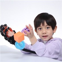 Gants de robot de rééducation pour enfants atteints de paralysie cérébrale