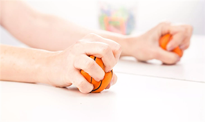 Formation en boîte miroir pour les survivants d'un AVC