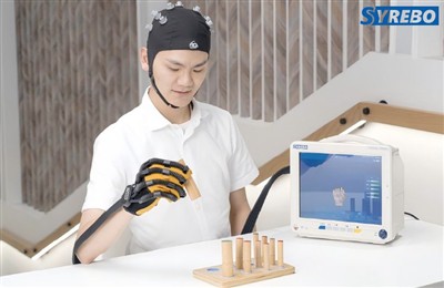 Comment fonctionne le robot de rééducation des mains à interface cerveau-ordi...